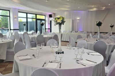 Plateaux de bouchées apéritives variées, incluant brochettes de tomates-mozzarella et autres amuse-bouches.