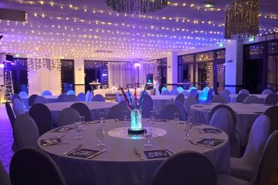 Plateaux de bouchées apéritives variées, incluant brochettes de tomates-mozzarella et autres amuse-bouches.