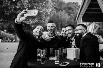 Un couple danse au milieu d'une piste entourée de fumée, avec des lettres géantes formant ’LOVE’ en arrière-plan.