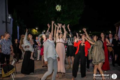 Un couple danse au milieu d'une piste entourée de fumée, avec des lettres géantes formant ’LOVE’ en arrière-plan.