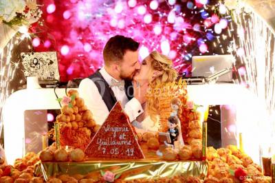 Un couple danse au milieu d'une piste entourée de fumée, avec des lettres géantes formant ’LOVE’ en arrière-plan.