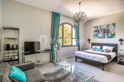 Un couple danse au milieu d'une piste entourée de fumée, avec des lettres géantes formant ’LOVE’ en arrière-plan.