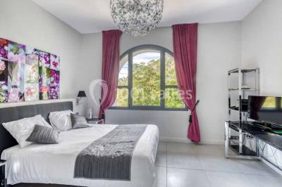 Un couple danse au milieu d'une piste entourée de fumée, avec des lettres géantes formant ’LOVE’ en arrière-plan.