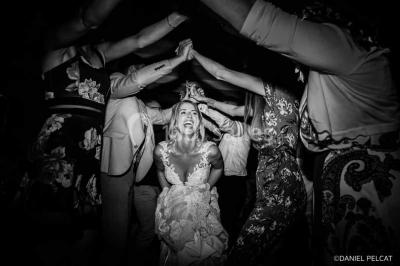 Un couple danse au milieu d'une piste entourée de fumée, avec des lettres géantes formant ’LOVE’ en arrière-plan.