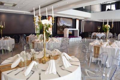 Un couple danse au milieu d'une piste entourée de fumée, avec des lettres géantes formant ’LOVE’ en arrière-plan.