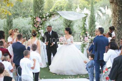 Un couple danse au milieu d'une piste entourée de fumée, avec des lettres géantes formant ’LOVE’ en arrière-plan.