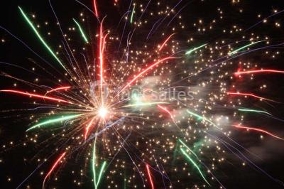 Salle de restaurant lumineuse avec grandes baies vitrées, tables dressées et vue sur une terrasse extérieure.