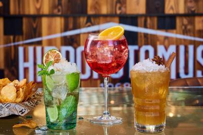 Miniature Location salle Boulogne-Billancourt (Hauts-de-Seine) - Hippopotamus Boulogne #6 Plat de viande rouge tranchée avec sauce au poivre, accompagné de frites, servi dans un plat ovale sur une table en bois.