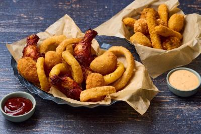 Miniature Location salle Boulogne-Billancourt (Hauts-de-Seine) - Hippopotamus Boulogne #18 Plat de viande rouge tranchée avec sauce au poivre, accompagné de frites, servi dans un plat ovale sur une table en bois.