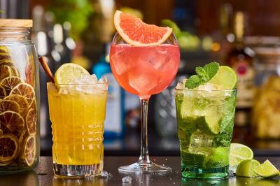 Miniature Location salle Boulogne-Billancourt (Hauts-de-Seine) - Hippopotamus Boulogne #25 Plat de viande rouge tranchée avec sauce au poivre, accompagné de frites, servi dans un plat ovale sur une table en bois.