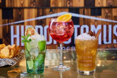 Plat de viande rouge tranchée avec sauce au poivre, accompagné de frites, servi sur un plateau avec un verre de vin rouge.