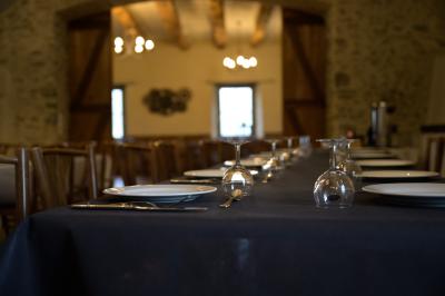Miniature Table repas dressée Chambre mansardée avec lit double, bureau en bois, malles anciennes et murs en pierre apparente.