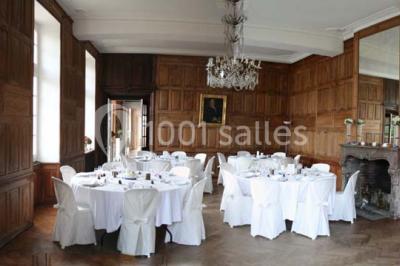 Escalier en pierre décoré de fleurs, menant à une pièce lumineuse avec carrelage en damier et vue sur un jardin.