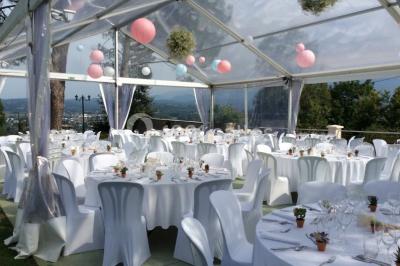 Escalier en pierre décoré de fleurs, menant à une pièce lumineuse avec carrelage en damier et vue sur un jardin.