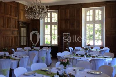Escalier en pierre décoré de fleurs, menant à une pièce lumineuse avec carrelage en damier et vue sur un jardin.