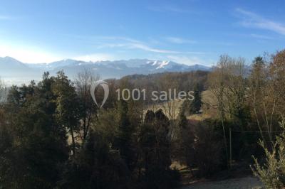Escalier en pierre décoré de fleurs, menant à une pièce lumineuse avec carrelage en damier et vue sur un jardin.