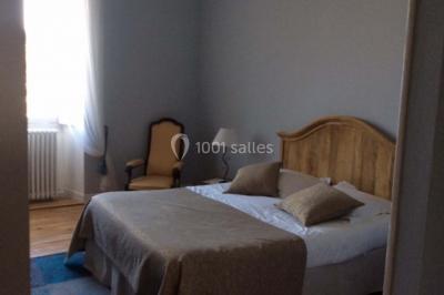 Escalier en pierre décoré de fleurs, menant à une pièce lumineuse avec carrelage en damier et vue sur un jardin.