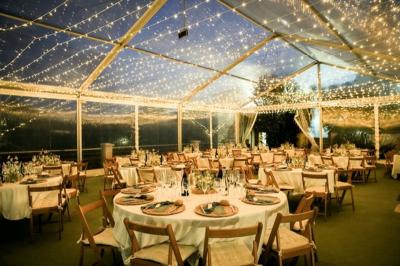 Escalier en pierre décoré de fleurs, menant à une pièce lumineuse avec carrelage en damier et vue sur un jardin.