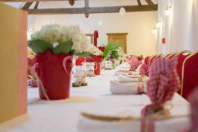 Chemin de campagne bordé de poteaux électriques et clôtures, traversant un paysage rural sous un ciel sombre.