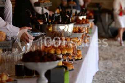 Chemin de campagne bordé de poteaux électriques et clôtures, traversant un paysage rural sous un ciel sombre.
