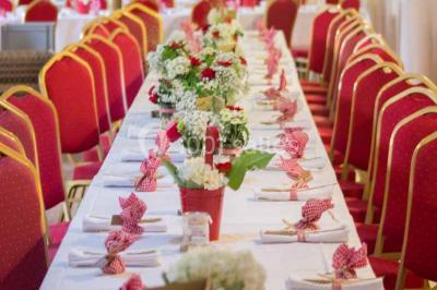 Chemin de campagne bordé de poteaux électriques et clôtures, traversant un paysage rural sous un ciel sombre.