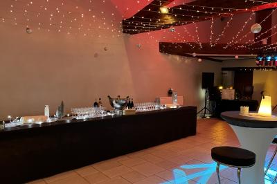 Allée bordée d'arbres et d'arbustes, avec un sol en gravier sous un ciel bleu dégagé.