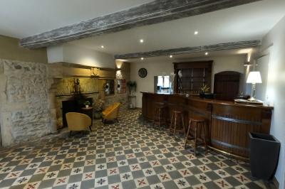 Allée bordée d'arbres et d'arbustes, avec un sol en gravier sous un ciel bleu dégagé.