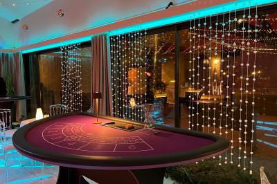 Allée bordée d'arbres et d'arbustes, avec un sol en gravier sous un ciel bleu dégagé.