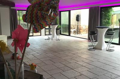 Allée bordée d'arbres et d'arbustes, avec un sol en gravier sous un ciel bleu dégagé.