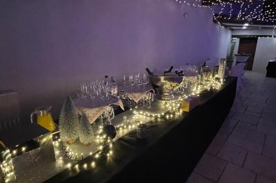 Allée bordée d'arbres et d'arbustes, avec un sol en gravier sous un ciel bleu dégagé.