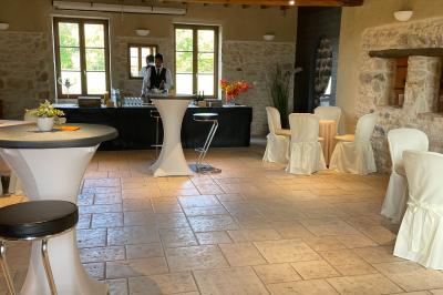 Allée bordée d'arbres et d'arbustes, avec un sol en gravier sous un ciel bleu dégagé.