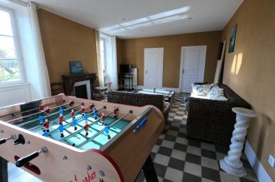 Allée bordée d'arbres et d'arbustes, avec un sol en gravier sous un ciel bleu dégagé.