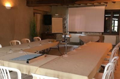 Allée bordée d'arbres et d'arbustes, avec un sol en gravier sous un ciel bleu dégagé.