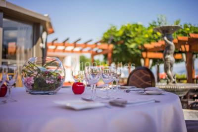 Deux personnes jouent au mini-golf sur un terrain entouré de végétation, avec une cabane perchée visible en arrière-plan.