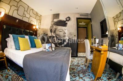 Deux personnes jouent au mini-golf sur un terrain entouré de végétation, avec une cabane perchée visible en arrière-plan.