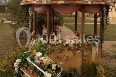 Cheminée ancienne en pierre avec un bas-relief sculpté, encadrée par un mur bleu et un plafond en bois.