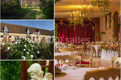 Cheminée ancienne en pierre avec un bas-relief sculpté, encadrée par un mur bleu et un plafond en bois.