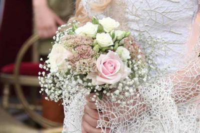 Cheminée ancienne en pierre avec un bas-relief sculpté, encadrée par un mur bleu et un plafond en bois.