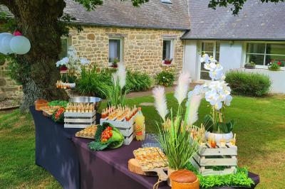 Chambre lumineuse avec un lit double couvert d'une housse à motifs noirs et blancs, près d'une fenêtre avec rideaux clairs.