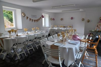 Chambre lumineuse avec un lit double couvert d'une housse à motifs noirs et blancs, près d'une fenêtre avec rideaux clairs.