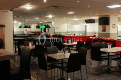 Logo circulaire jaune avec une boule de bowling noire frappant trois quilles blanches, accompagné du texte ’Bowling de…