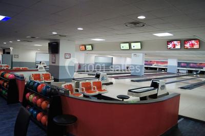 Logo circulaire jaune avec une boule de bowling noire frappant trois quilles blanches, accompagné du texte ’Bowling de…