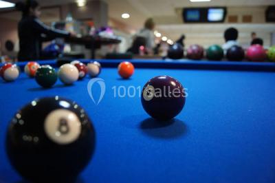 Logo circulaire jaune avec une boule de bowling noire frappant trois quilles blanches, accompagné du texte ’Bowling de…