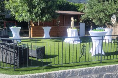 Table de réception élégamment dressée avec nappes blanches, serviettes décorées, verres et couverts alignés.