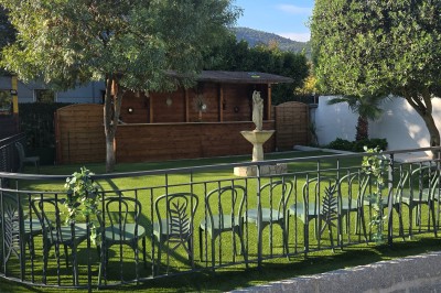 Table de réception élégamment dressée avec nappes blanches, serviettes décorées, verres et couverts alignés.