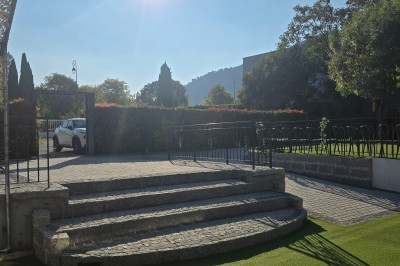 Table de réception élégamment dressée avec nappes blanches, serviettes décorées, verres et couverts alignés.