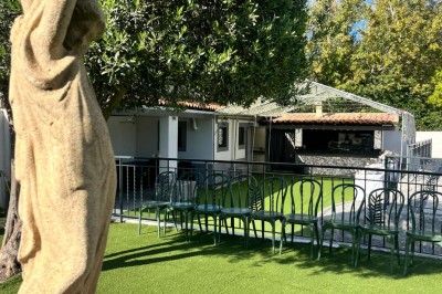 Table de réception élégamment dressée avec nappes blanches, serviettes décorées, verres et couverts alignés.