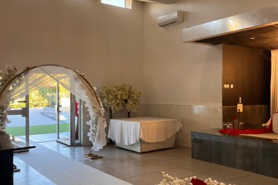 Table de réception élégamment dressée avec nappes blanches, serviettes décorées, verres et couverts alignés.