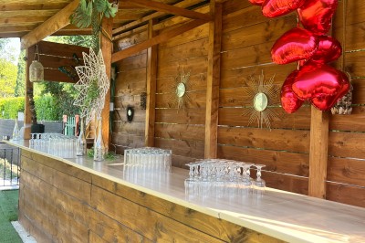 Table de réception élégamment dressée avec nappes blanches, serviettes décorées, verres et couverts alignés.