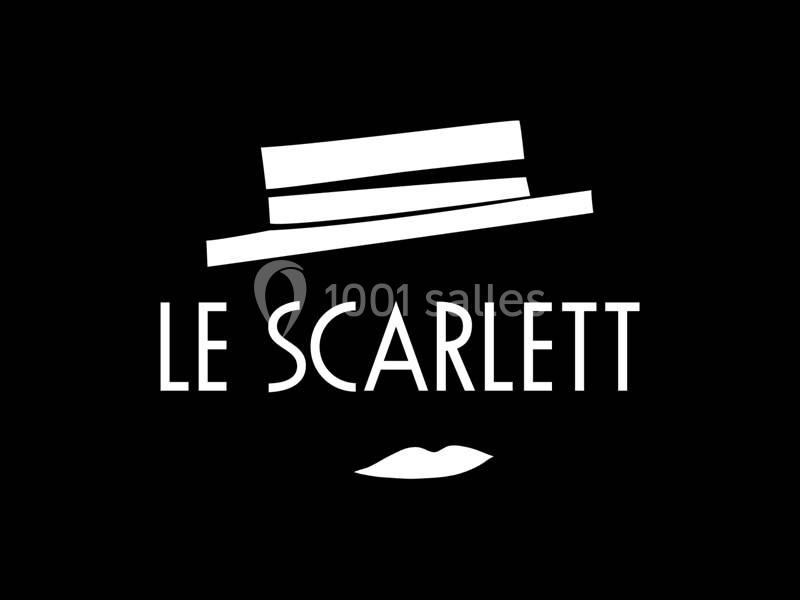 Logo minimaliste avec un chapeau blanc stylisé, des lèvres et le texte ’Le Scarlett’ sur fond noir.